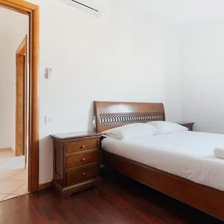 Guesthost - Comfy X4 Comasina M3