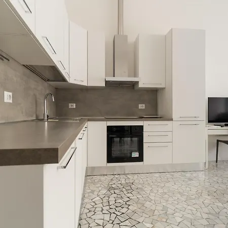 Guesthost - Cozy Flat Near & Grec0 Pirelli Stations *