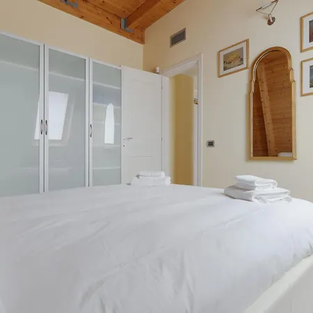 Apartment Guesthost - Modern Bocconi Milan