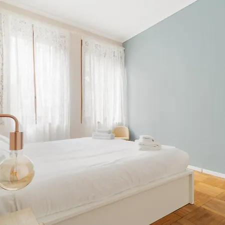Guesthost - Chic Flat Steps From Duomo Apartment *
