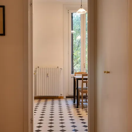 Elegant Chic In Center Of | Cadorna & Magenta