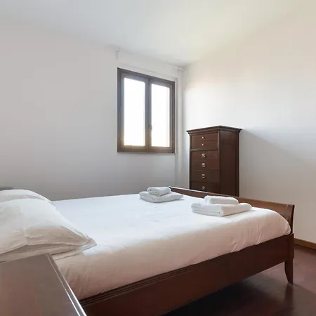 Guesthost - Comfy X4 Comasina M3