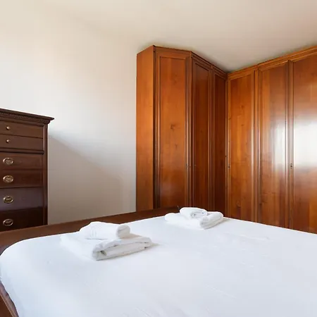 Guesthost - Comfy X4 Comasina M3 Apartment Mailand