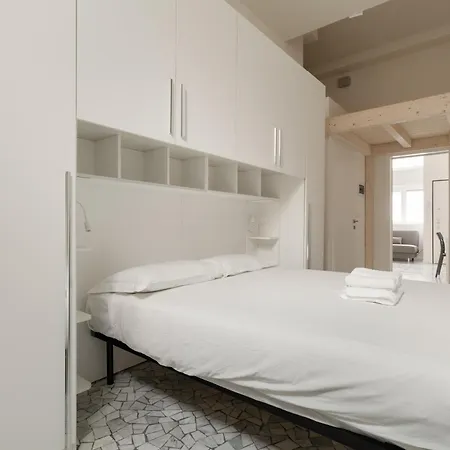 Guesthost - Cozy Flat Near & Grec0 Pirelli Stations *