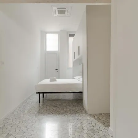 Guesthost - Cozy Flat Near & Grec0 Pirelli Stations