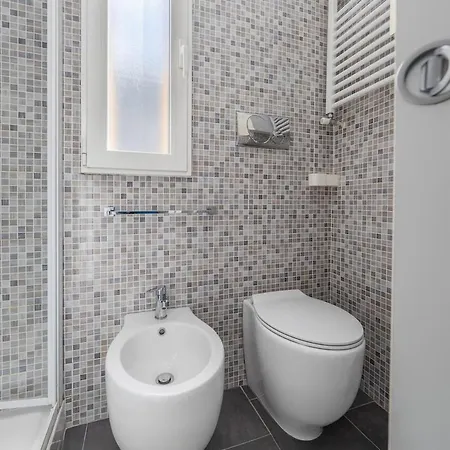 2 Min To Tram And Bus - 5min To Mxp Shuttle - Air Conditioning - Balcony ميلان