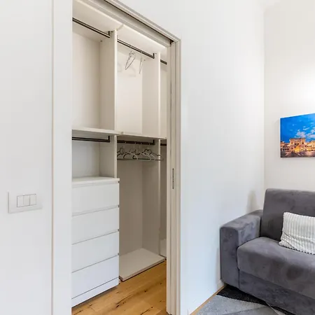 Duomo-navigli 8 Min Walk - With Terrace Appartamento