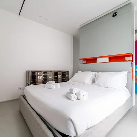 Luxury Penthouse, Exclusive Design & Private Garage Apartment Mailand