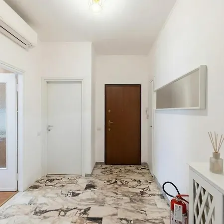 Spacious Modern Ac Close To Metro Апартаменты Милан