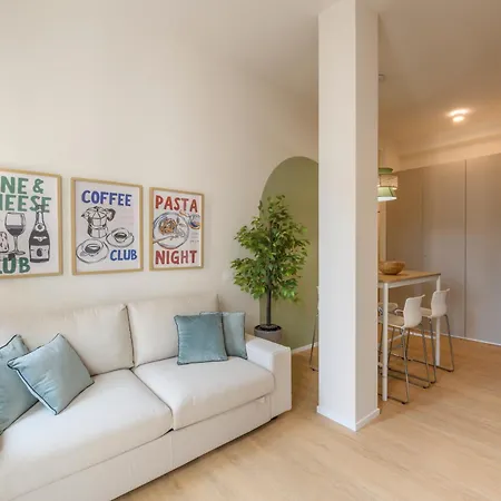 アパート Giro 52 - 2 Bedroom Apartament, Close To San Siro, Fiera And 10 Min Metro To Duomo ミラノ