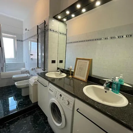 La Madonnina -modern In Tortona District Apartamento