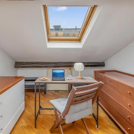 The Beamed Hive - Steps From The Metro Apartment