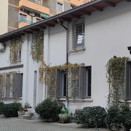 Charming Courtyard شقة *