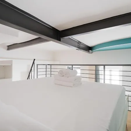 Guesthost - Comfy Near Station Apartment Mailand