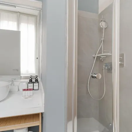Apartment Guesthost - Chic Flat Steps From Duomo