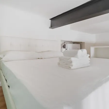 Apartment Guesthost - Comfy Near Station Mailand