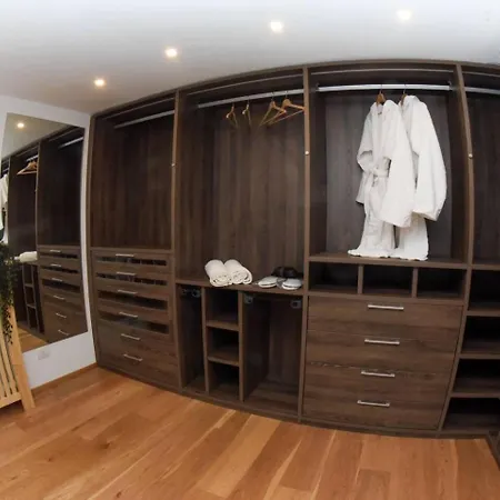 Luxury Loft With Sauna & Jacuzzi דירה *