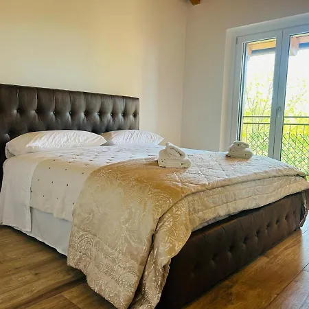 Convenient Attic, Life, San Siro, Highway 아파트