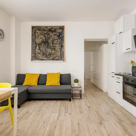 Spacious Modern Family Apartment Near Metro *