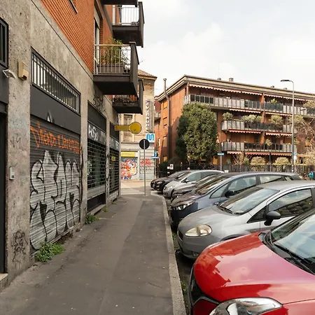 Guesthost - Cozy Flat Near & Grec0 Pirelli Stations *