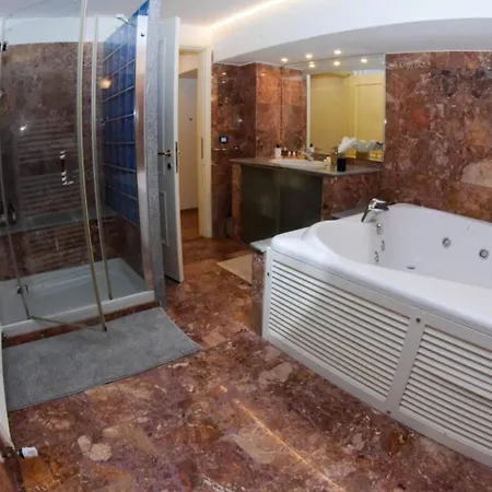 Luxury Loft With Sauna & Jacuzzi דירה