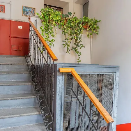 The Beamed Hive - Steps From The Metro Apartment *