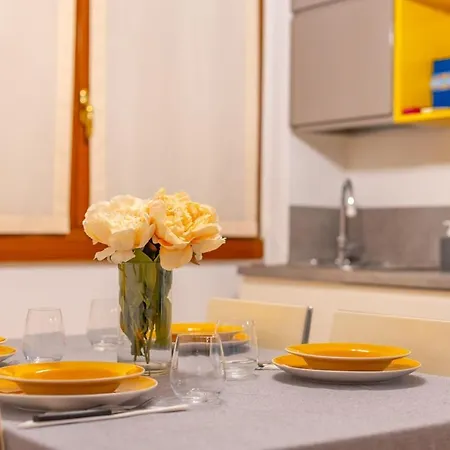 Elegant And Spacious 2bdr, 5 Min Station Milan