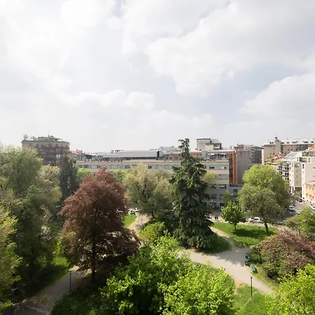 Daire Luminosissimo Trilocale In Zona Solari Milano