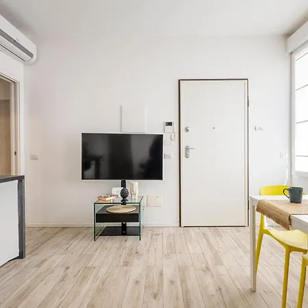 Spacious Modern Family Apartment Near Metro *