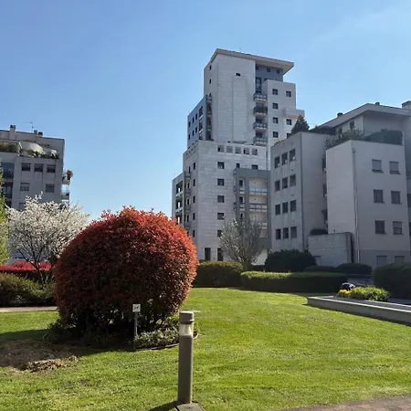 Elegante - 2 Camere, 2 Bagni, Garage E Balcone Apartment