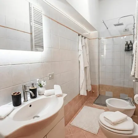 Central, 8th Floor Penthouse With Skyline View Apartment *