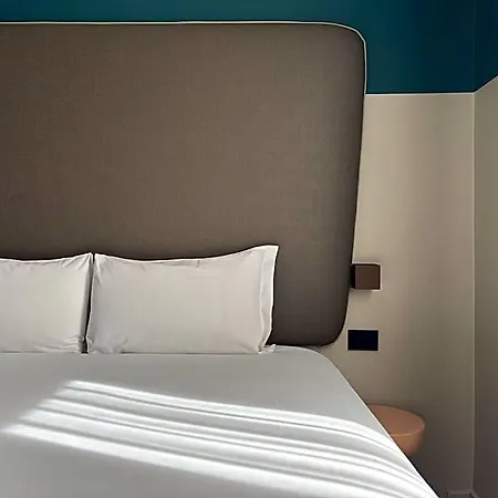 Hotel Av 2*