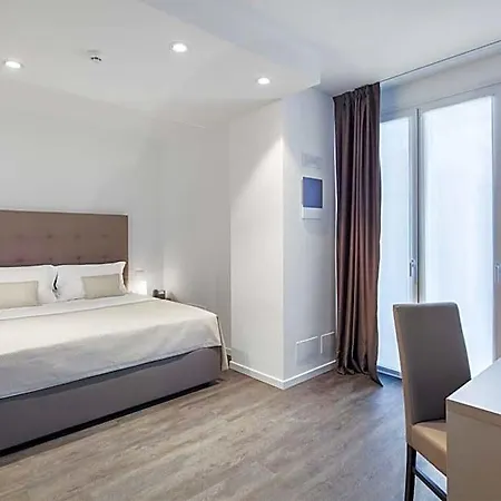 & Urban Padel Apartmanhotel Milánó