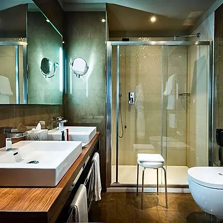 מלון Uptown Palace 4*