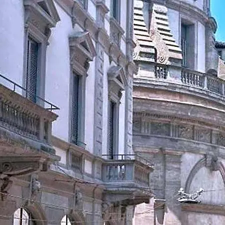 Lupetta - Piazza Sant'alessandro, 3 Hotel