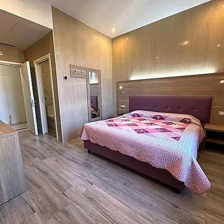 Midway Otel