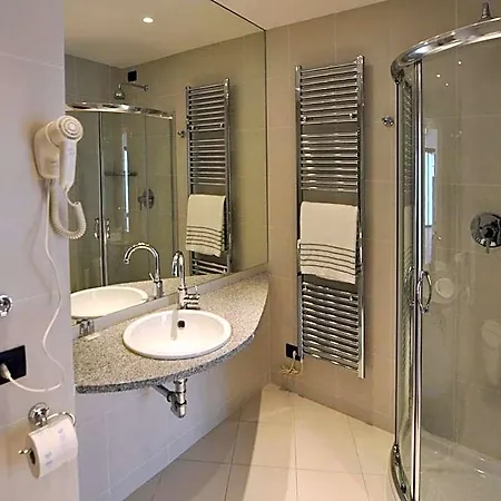Bb Isola Aparthotel 4*