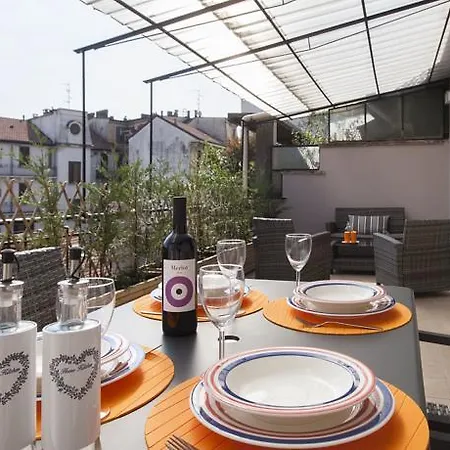 Hintown Big Terrace Flat