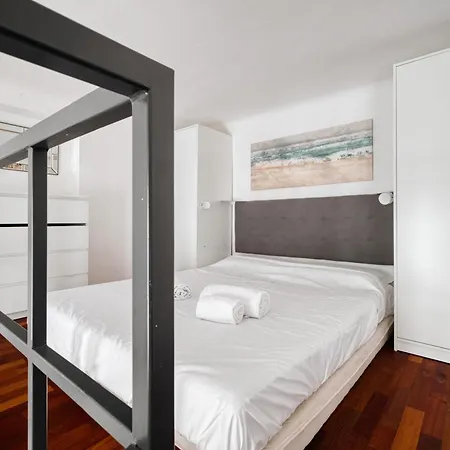 Domusmi Benedetto 32 * Milan
