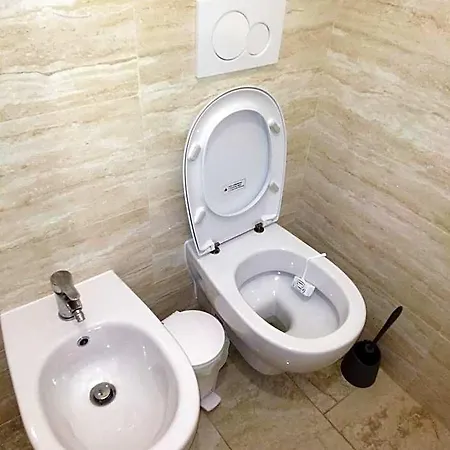 Emmy Hotel *