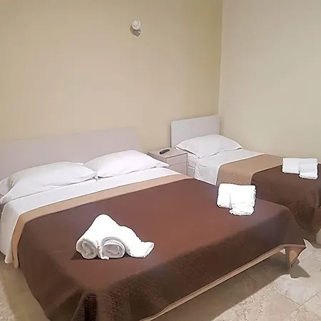 Emmy Hotel *