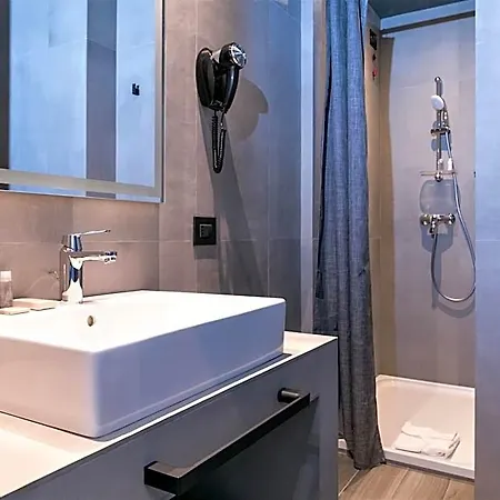 Hotel J24 4*