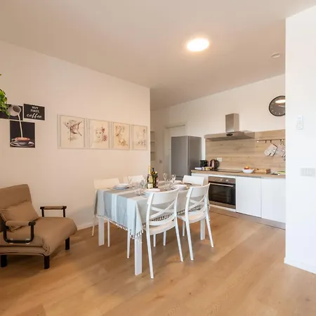 Garage Gratuito E Skyline, Design Con Vista *