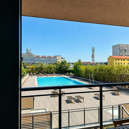 Giaxtower Gym & Pool Romantic Poolside View Multiple