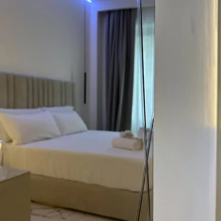 לינה וארוחת בוקר Duomo Hub - Boutique Guest With Self Check-in מילאנו