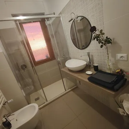Casa de hóspedes Private Bedroom, Bathroom, And Terrace, Metro, No Kitchen Milão