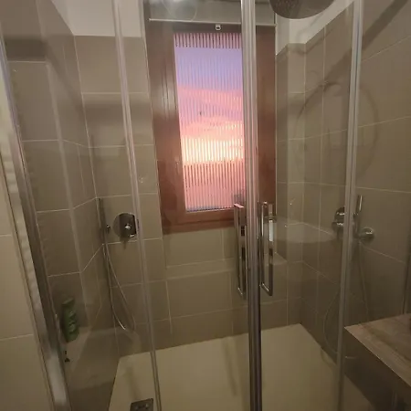 Casa de hóspedes Private Bedroom, Bathroom, And Terrace, Metro, No Kitchen Milão