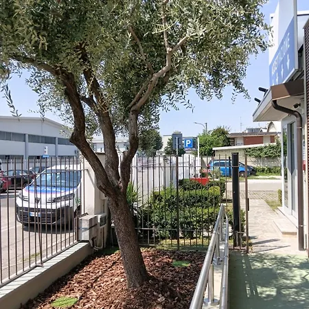 Linate Home Suite Aparthotel With Onsite Secure Parking And 10 Minutes By Walk From-To Airport - Con Parcheggio Sorvegliato In Loco E A 10 Minuti A Piedi Da E Per Aeroporto Di Linate Metro Blu M4 Milan