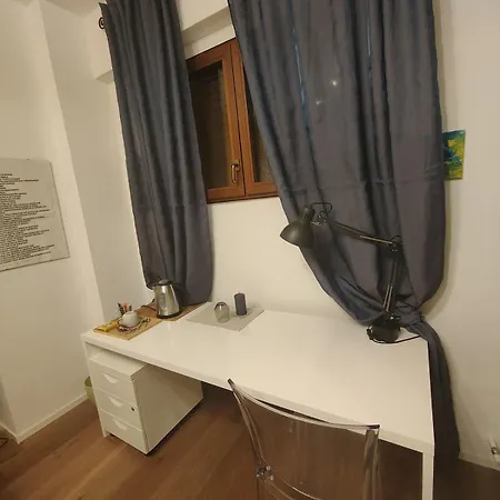 Casa de hóspedes Private Bedroom, Bathroom, And Terrace, Metro, No Kitchen