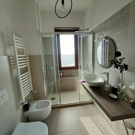 Casa de hóspedes Private Bedroom, Bathroom, And Terrace, Metro, No Kitchen Milão